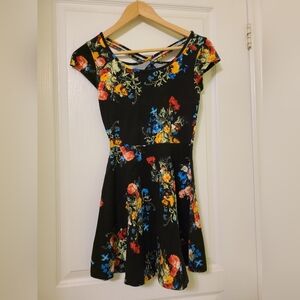 U2B Floral Black Short Sleeve Stretchy Dress Size Women's Small Crisscross Back